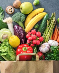 Gemischter Warenkorb aus Obst und Gemüse