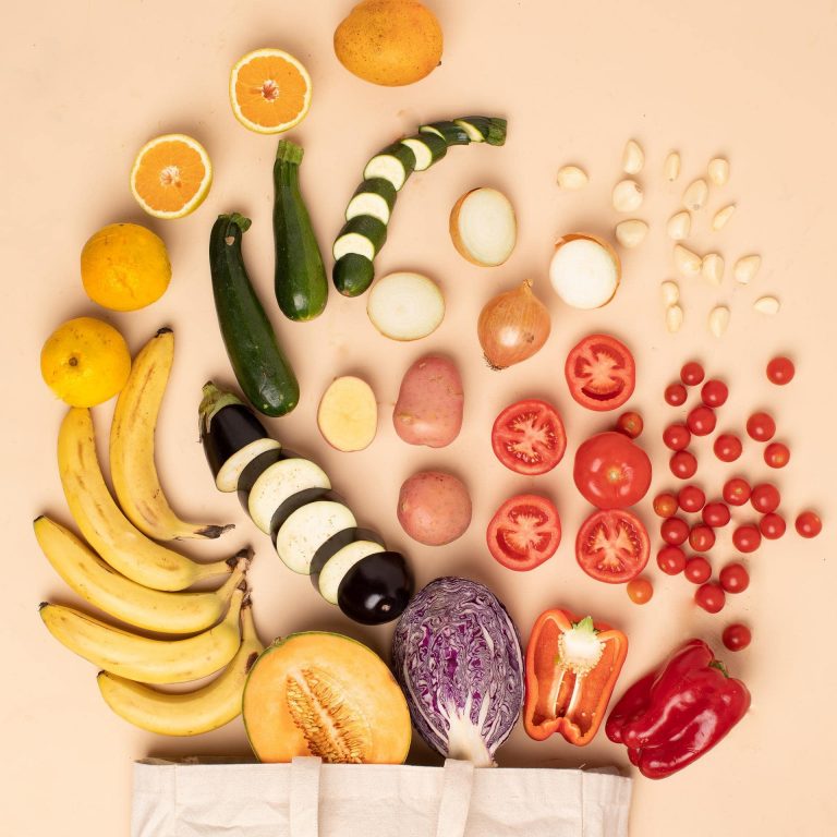 Gemischter Warenkorb mit Obst und Gemüse